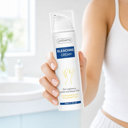Hand holding the POBEMY 50 ml pump bottle